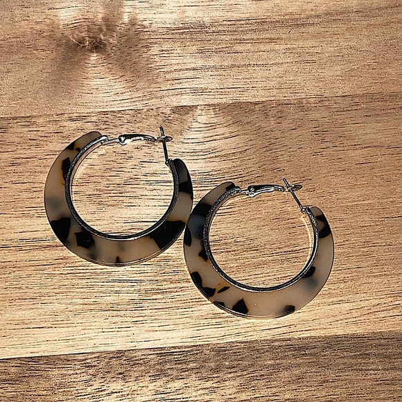 Tortoise Print 🐢 Lever Back Hoop Earrings NEW Light Weight Iconic Safari - Picture 3 of 9